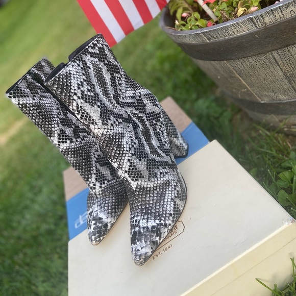 Size 8 Pretty Little Thing snake 🐍 skin booties 👢 - Picture 5 of 5